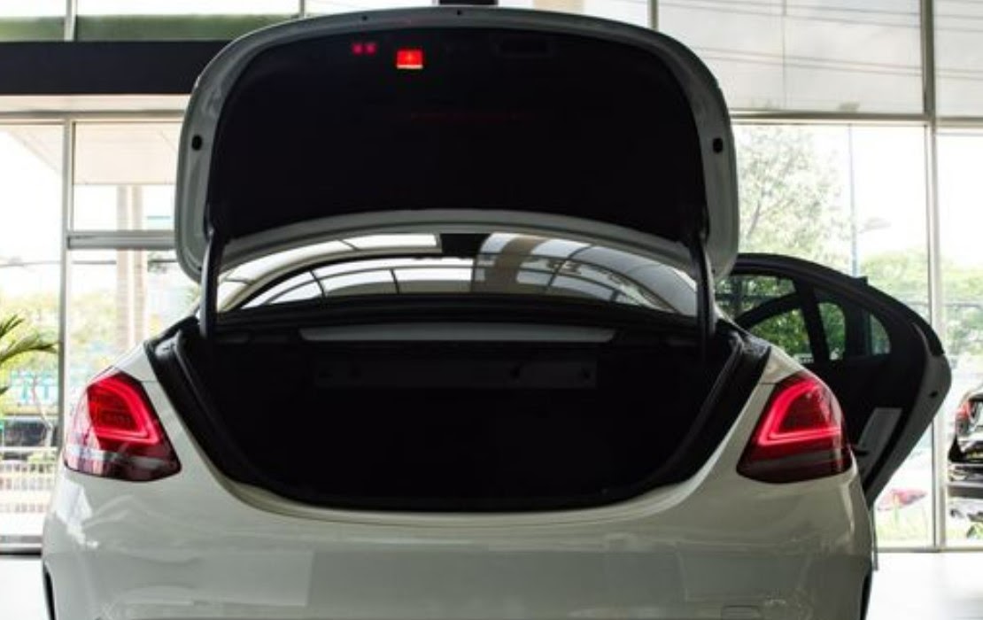 khoang hành lý Mercedes C300