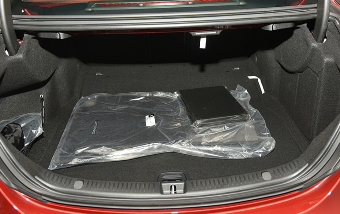 khoang hành lý xe Mercedes E180