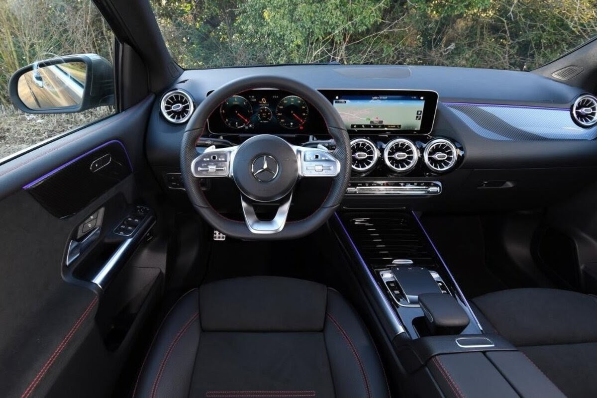 Khoang điều khiển hiện đại trên Mercedes B Class