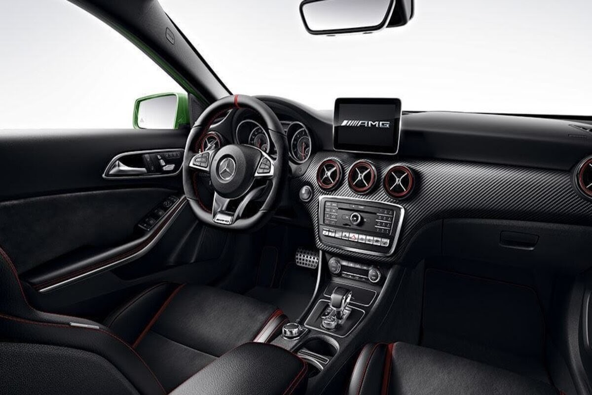 Khoang nội thất đậm chất AMG trên Mercedes AMG A45 4Matic
