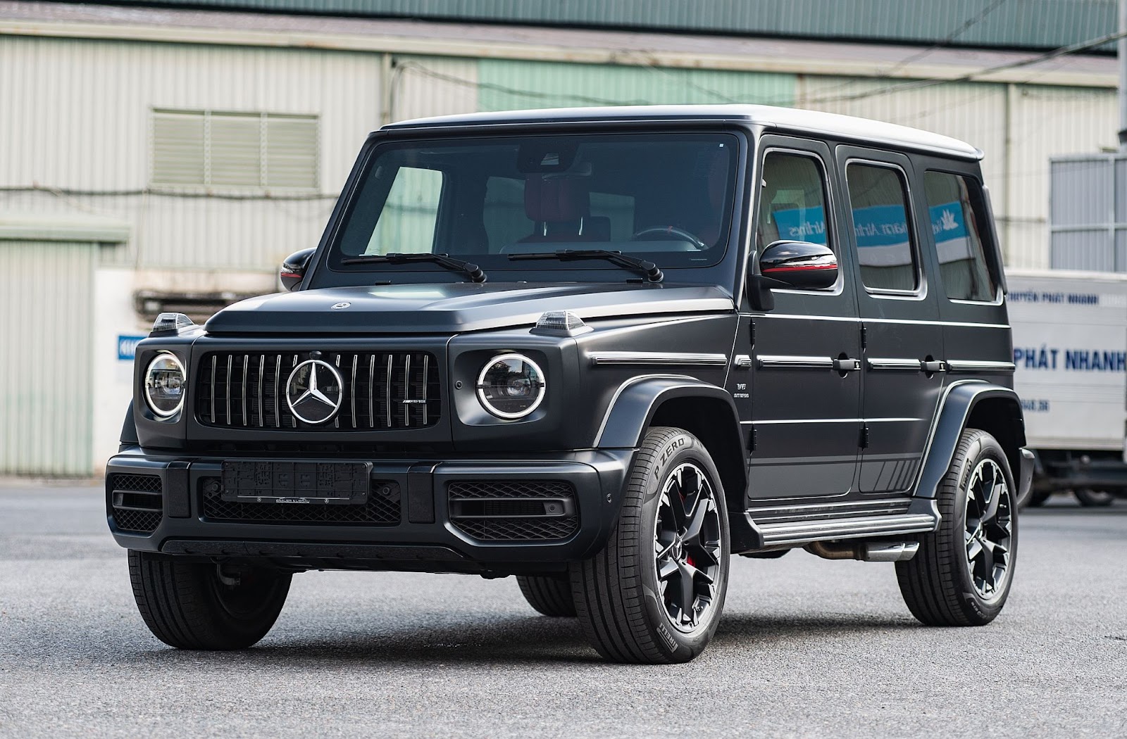 Logo Mercedes được gắn trên lưới tản nhiệt