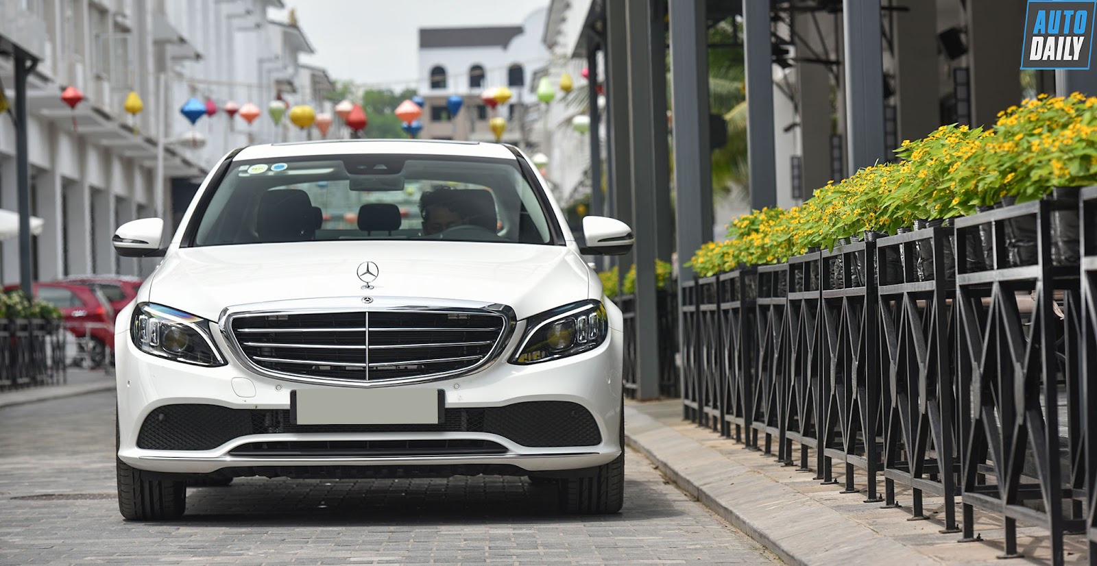 Logo Mercedes được trang bị trên nắp capo